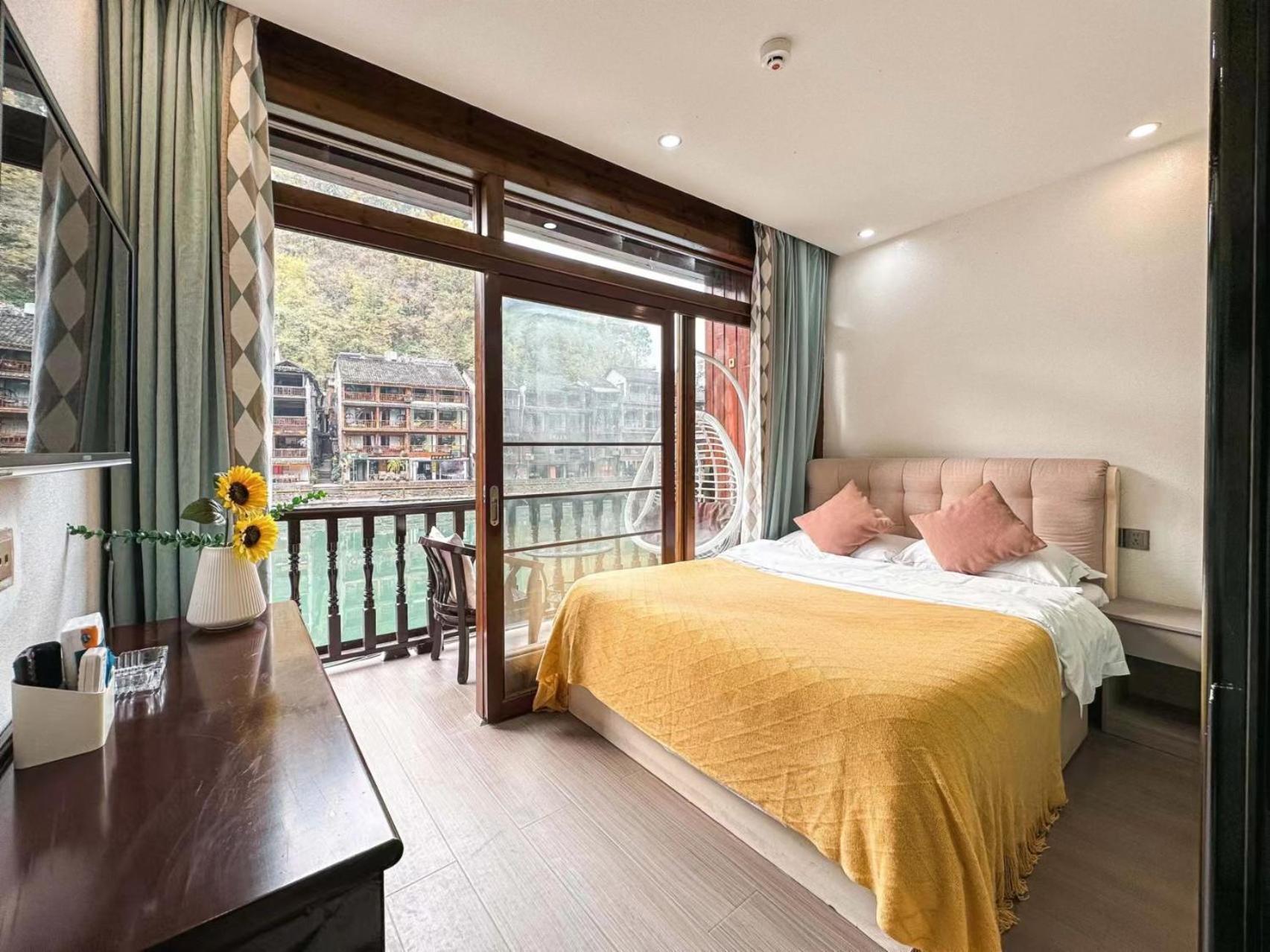 Fenghuang Ancient Town Lazy Cat Riverside Inn 外观 照片